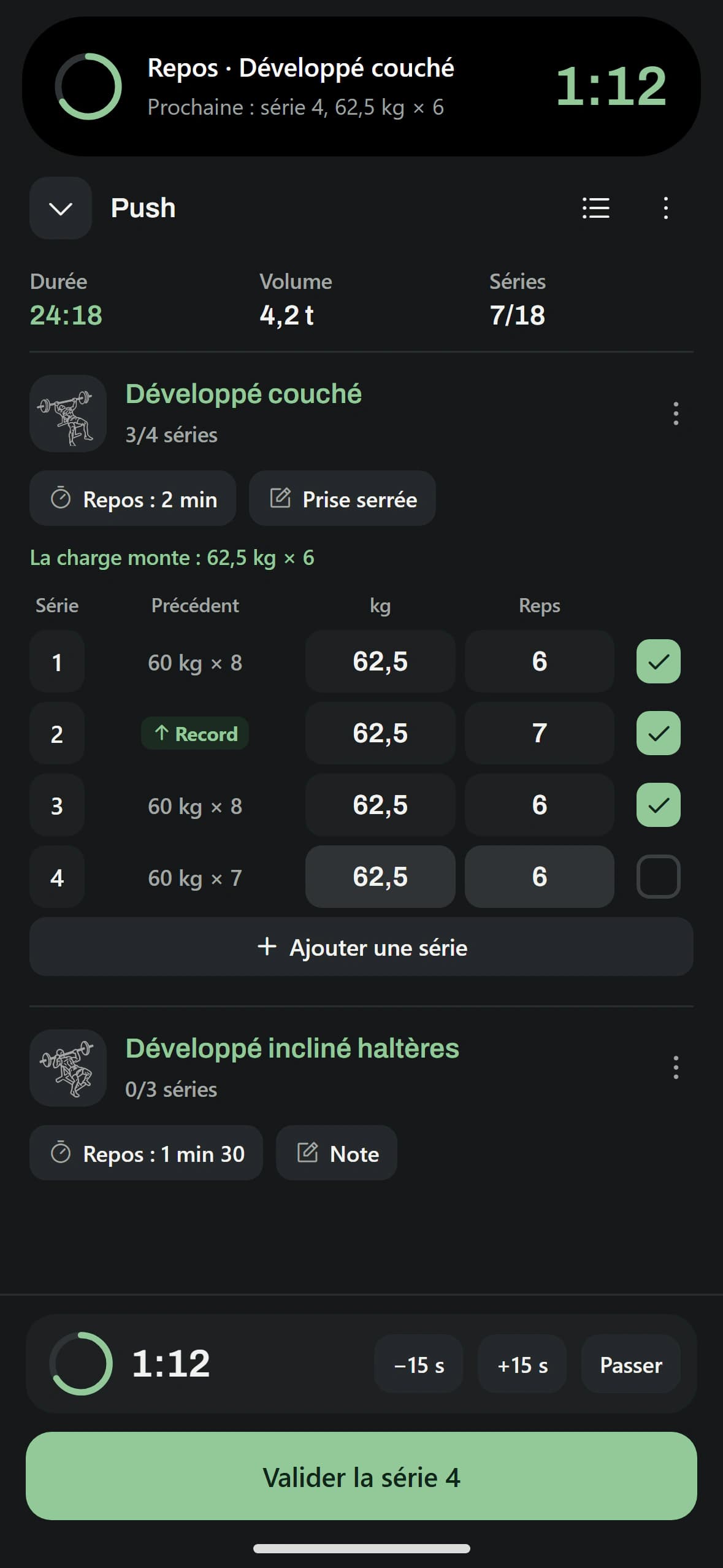 L’écran de séance de OneMoreBro : le développé couché, trois séries validées, un record et le repos de 1 minute 12 dans la Dynamic Island.